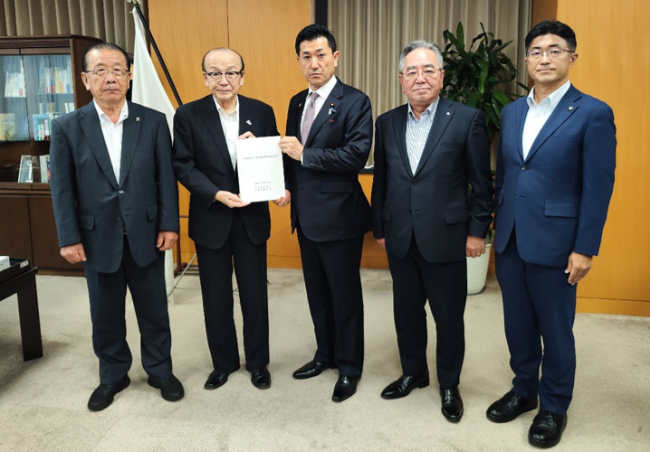 あかま・内閣府特命担当大臣に要望書を提出(右から松戸・松戸市長、佐藤会長(横芝光町長)、あかま・内閣府特命担当大臣、小泉・千葉県市長会長(成田市長)、北村・八街市長)