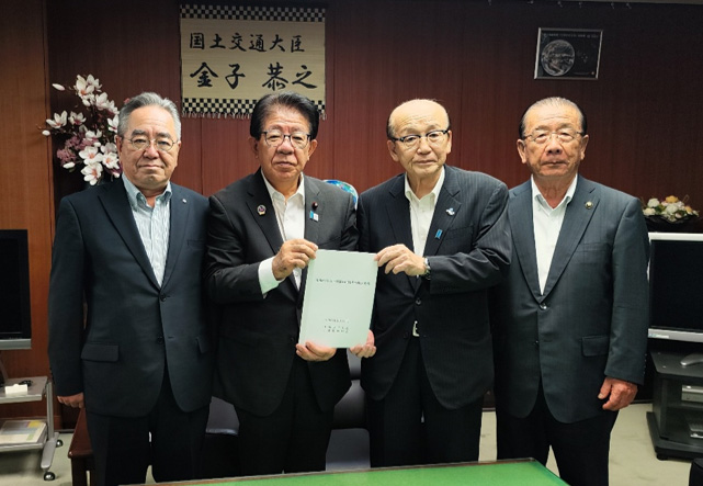 金子・国土交通大臣に要望書を提出(左から佐藤会長(横芝光町長)、金子・国土交通大臣、小泉・千葉県市長会長(成田市長)、北村・八街市長)