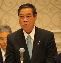 挨拶をする岩田会長