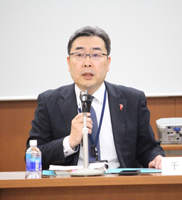 「令和元年台風15号等災害対応検証会議の状況について」説明する
同検証会議事務局長(千葉県総務部行政改革推進課長)