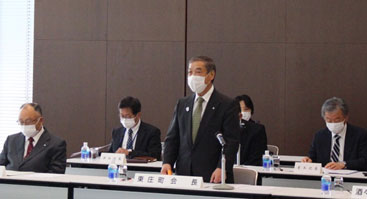 挨拶をする 岩田会長長