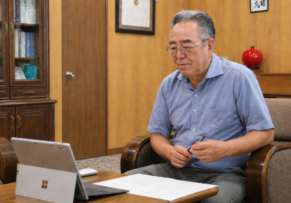 WEB会議を行う佐藤会長